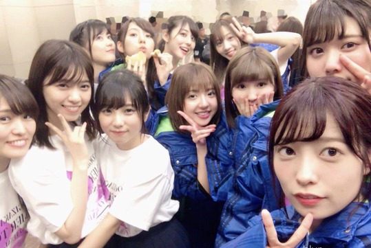 【乃木坂46】集合写真で西野七瀬に抱きついちゃう『与田ちゃん』可愛すぎるぞwww
