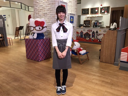 【乃木坂46】キティちゃんより可愛いwww 飛鳥ちゃんのカフェ店員オフショット!!