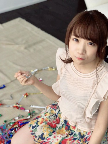 【乃木坂46】秋元真夏 上目遣いの写真に、あざとさが出すぎててヤバイwwwww