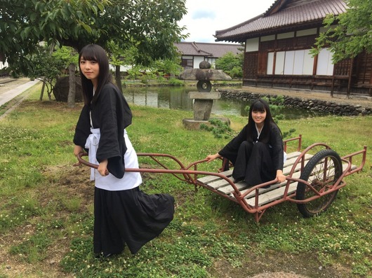 【乃木坂46】「与田祐希」が「大園桃子」を運ぶ!!可愛い2人をご覧ください!!