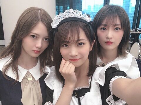 メイド服姿の真夏さんの両サイドには眼光鋭いまいやんとすんとした顔のかずみんwww 乃木坂46 乃木坂46まとめ亭 メイド服姿の真夏さんの両サイドには眼光鋭いまいやんとすんとした顔のかずみんwww 乃木坂46 乃木坂46まとめ亭