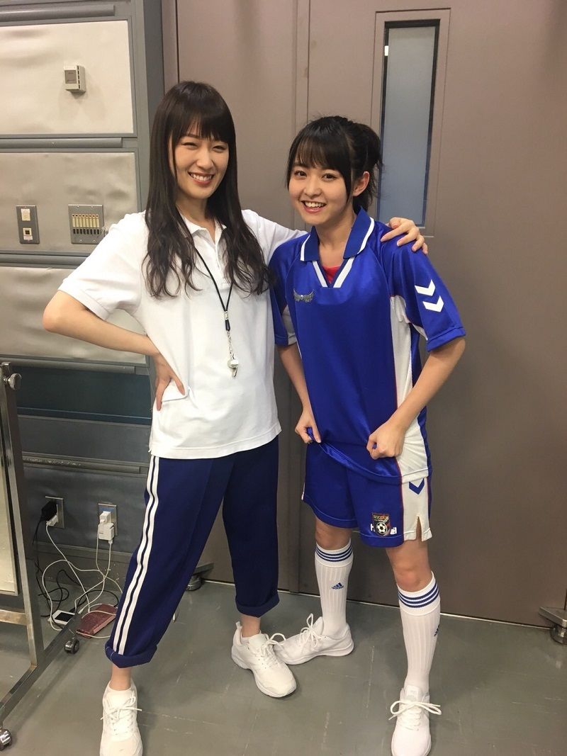 顧問の高山一実先生と部員の伊藤万理華さん いい笑顔 そして可愛いｗ 乃木坂46 乃木坂新聞係