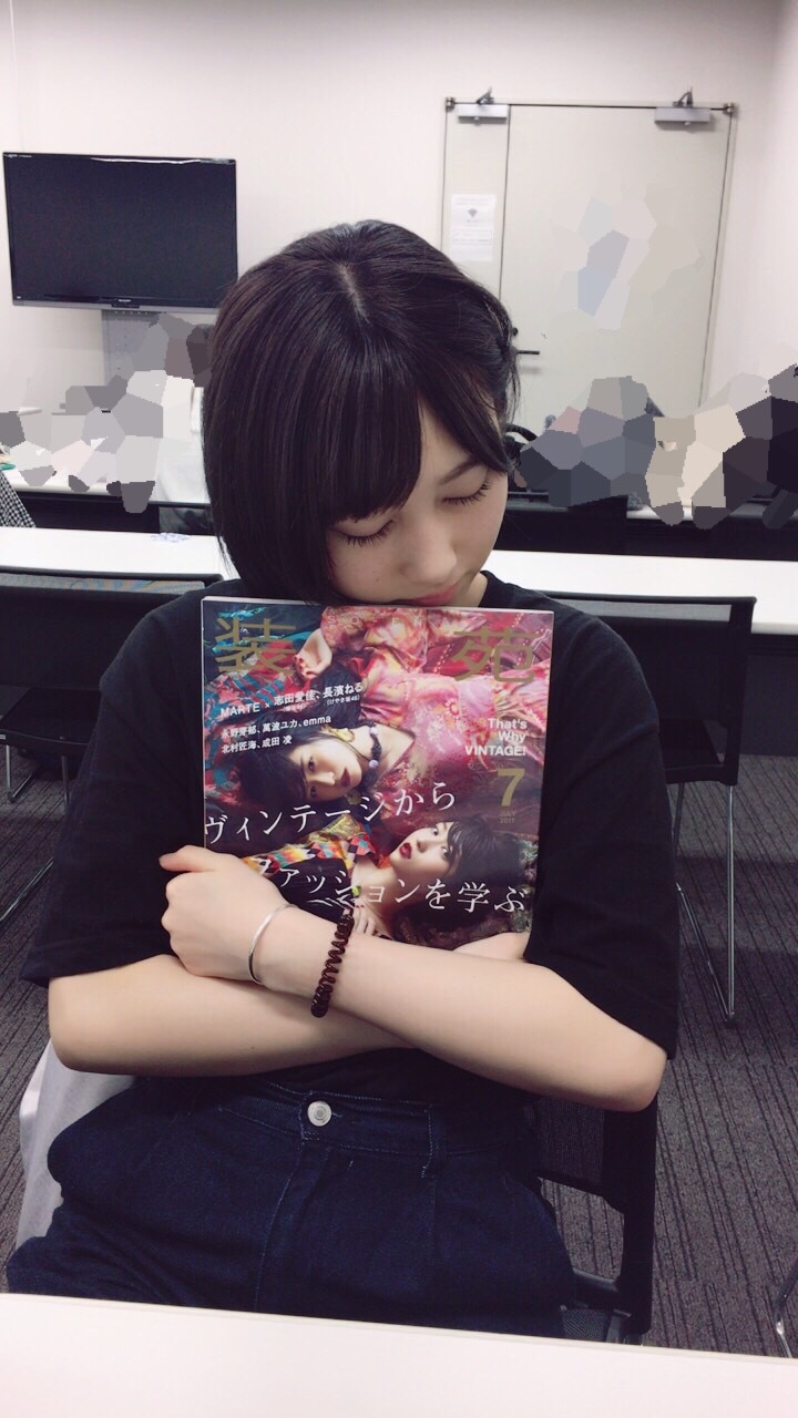 欅坂46 志田愛佳が自身が表紙の 装苑 を大事そうに抱えていて可愛いすぎる件 画像あり 欅って 何 欅坂46まとめ