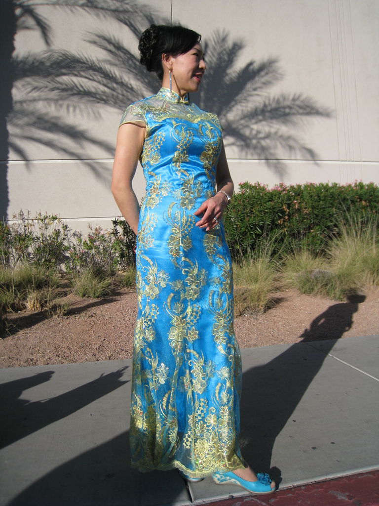 チャイナドレスの人がポーズをとってくれました Noiniのblog