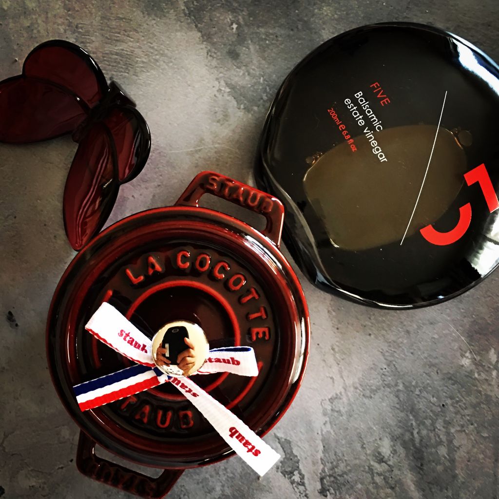 ストウブ グレナディンレッド＆ガーネットローズで”トマトのファルシ