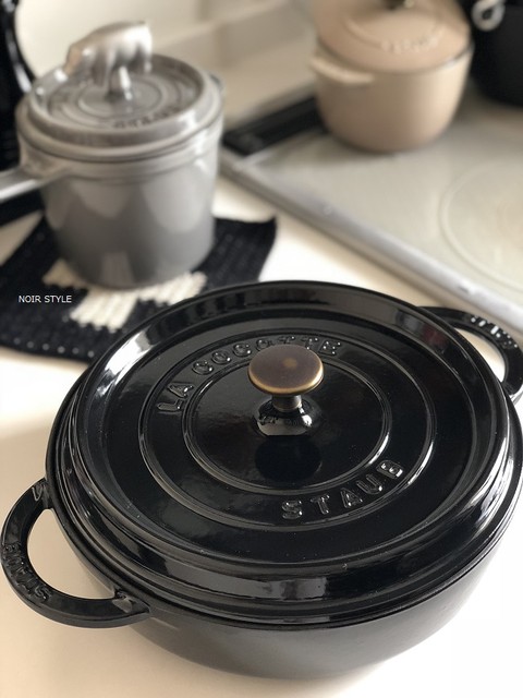 新品　ストウブ　シャイニーブラック ストウブ【限定新色シャイニーブラック】普通のブラックと比較して