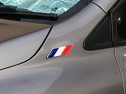 トリコロールのステッカー どこに貼ろう Nojee Chips トリコロールのステッカー どこに貼ろう Nojee Chips