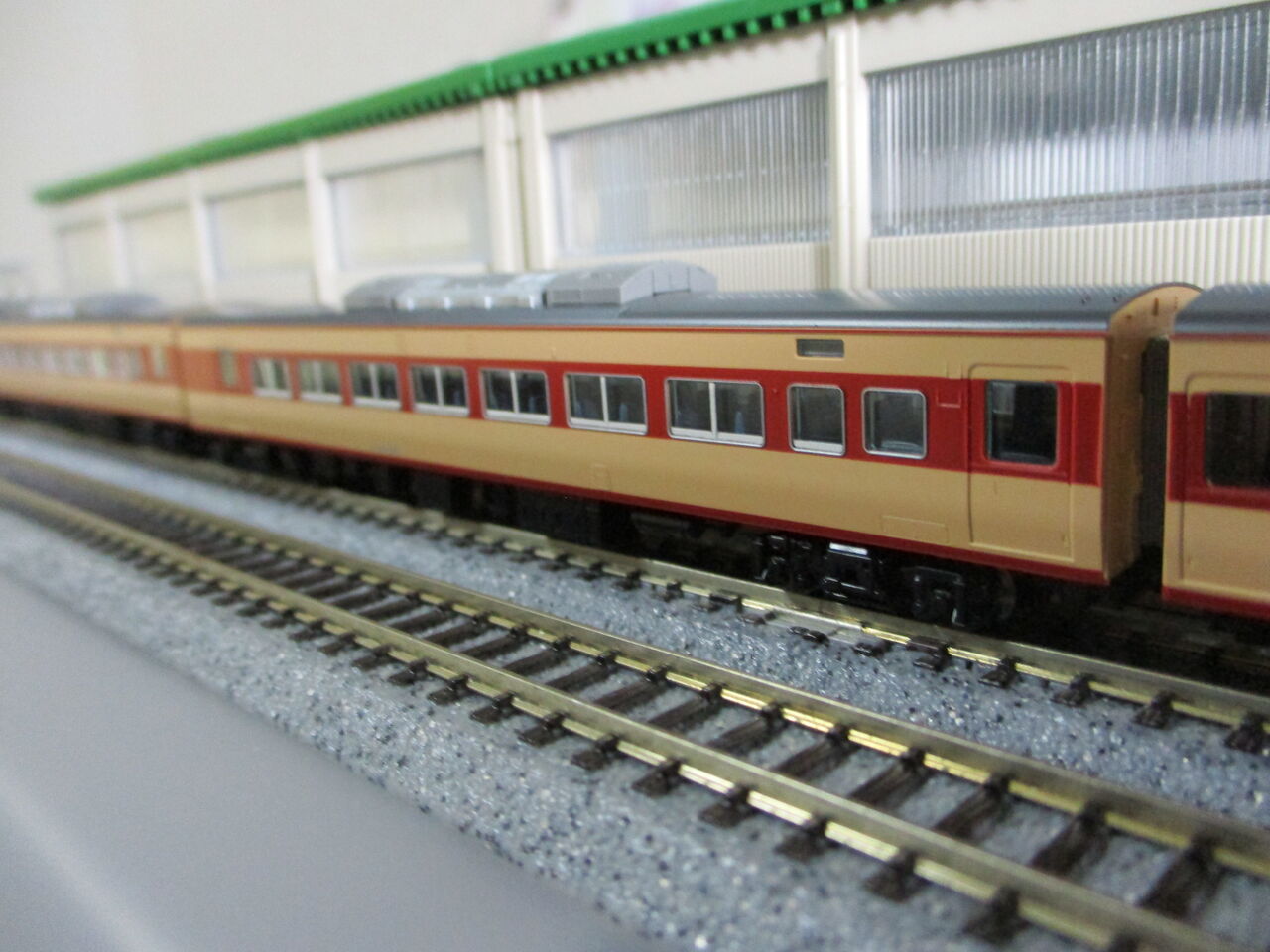 TOMIX 185系200番台 国鉄特急色 入線 : 夏島鉄道