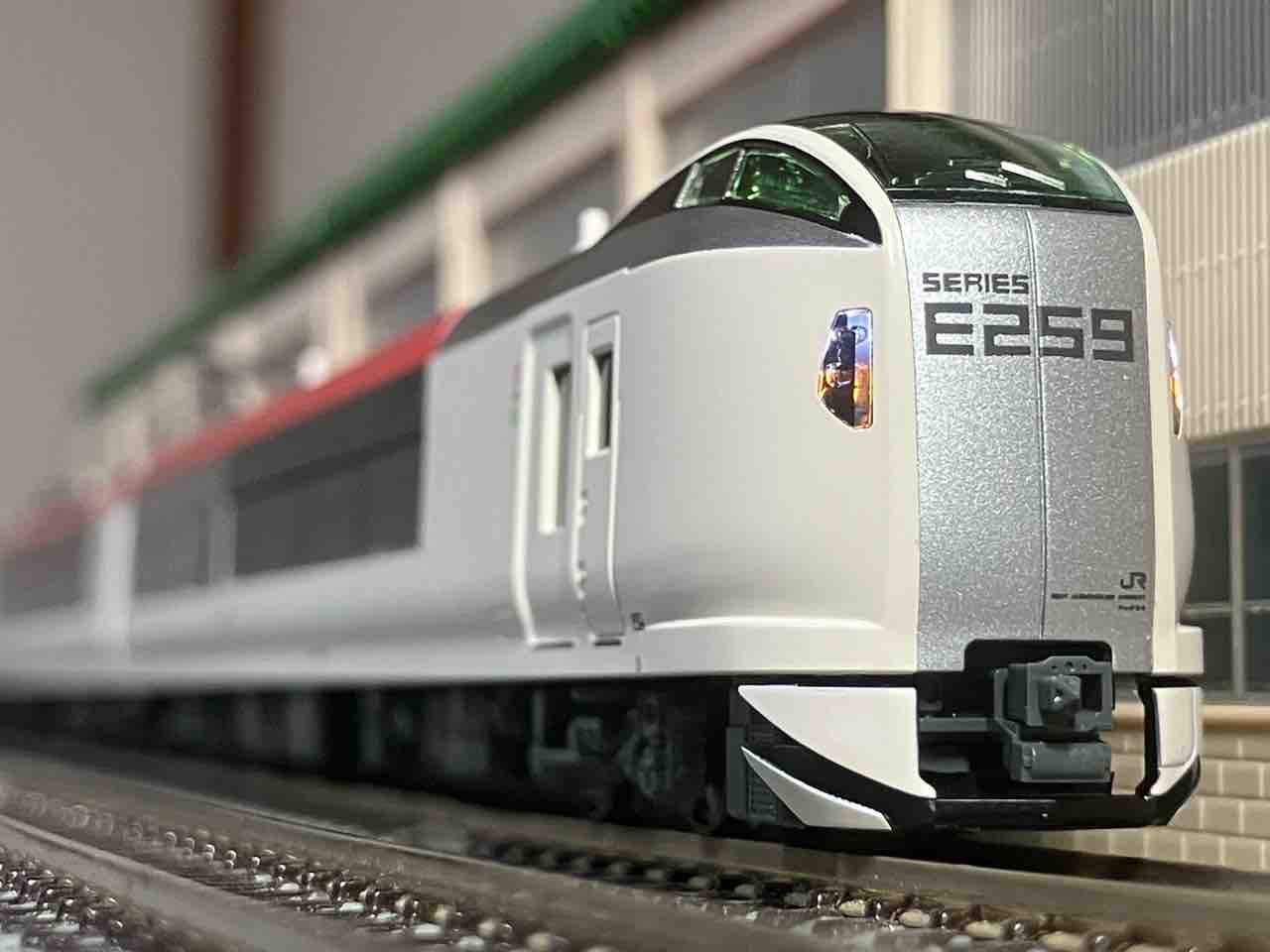 KATO E259系 成田エクスプレス(リニューアルカラー N'EXロゴなし) 入線