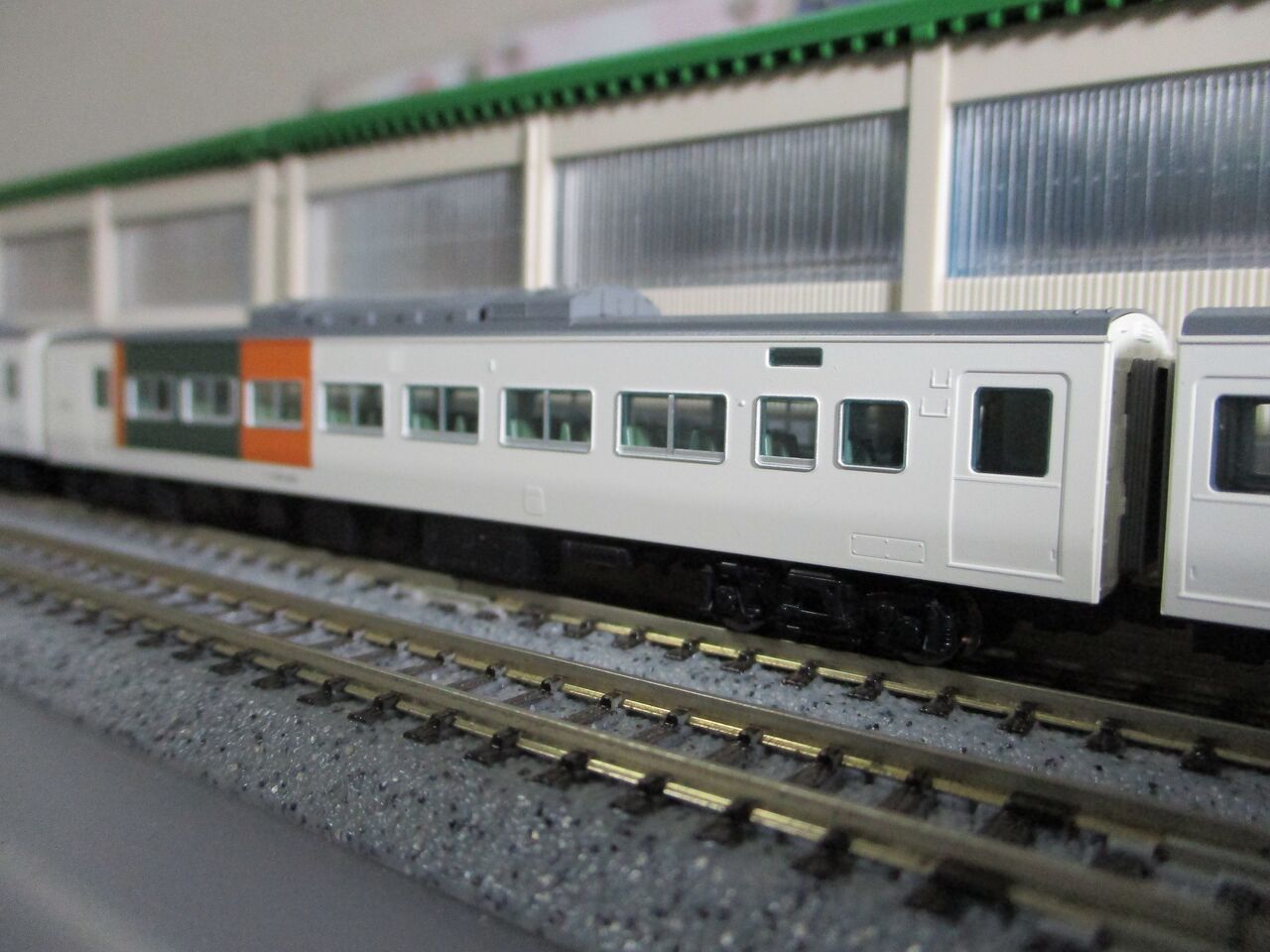 TOMIX 185系200番台 踊り子新塗装 入線 : 夏島鉄道