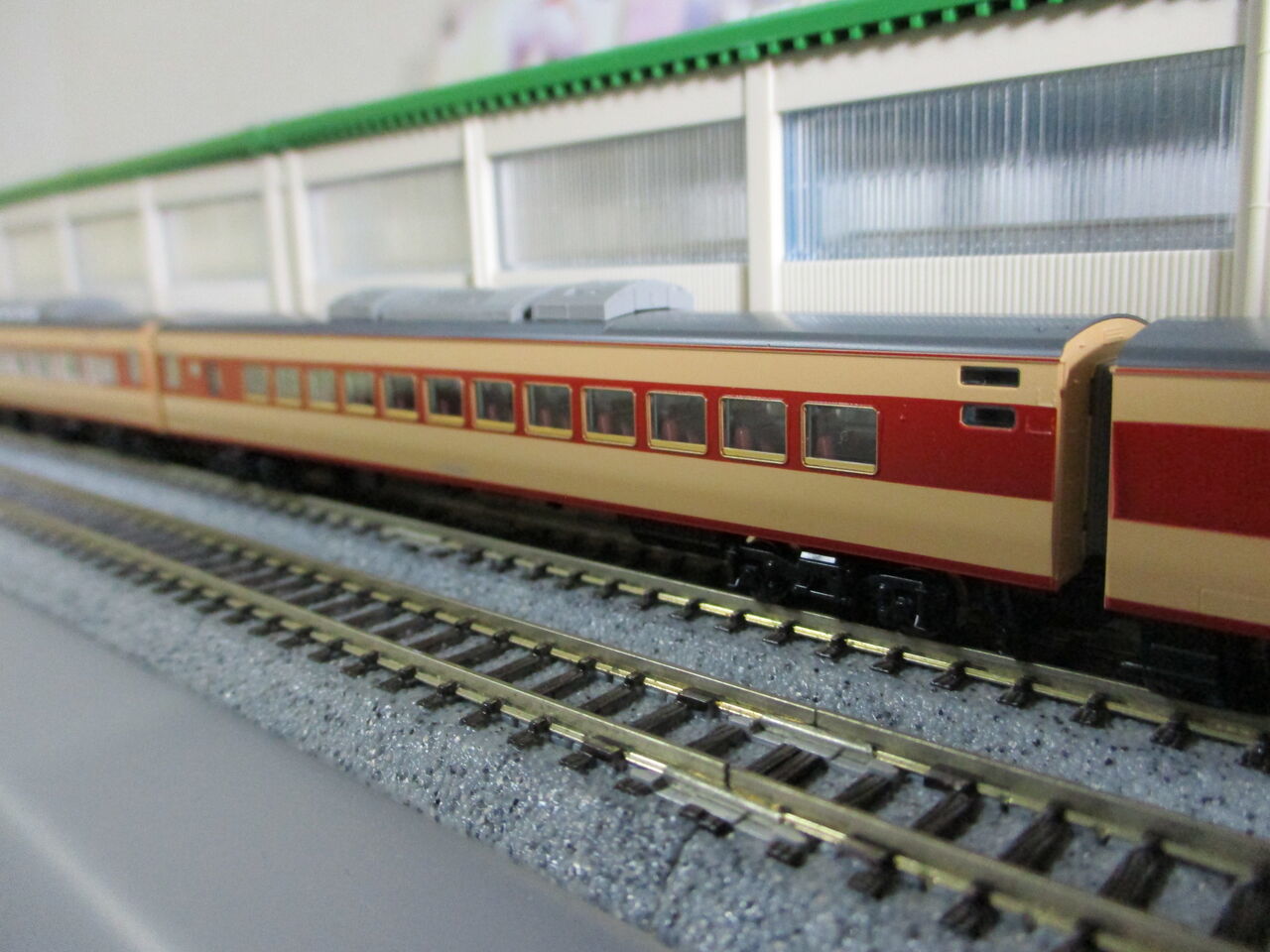 TOMIX 185系200番台 国鉄特急色 入線 : 夏島鉄道