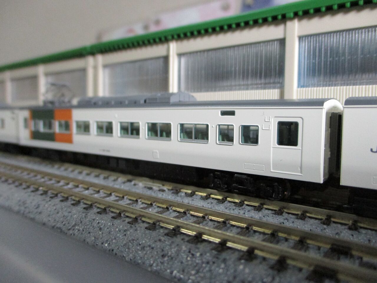 TOMIX 185系200番台 踊り子新塗装 入線 : 夏島鉄道