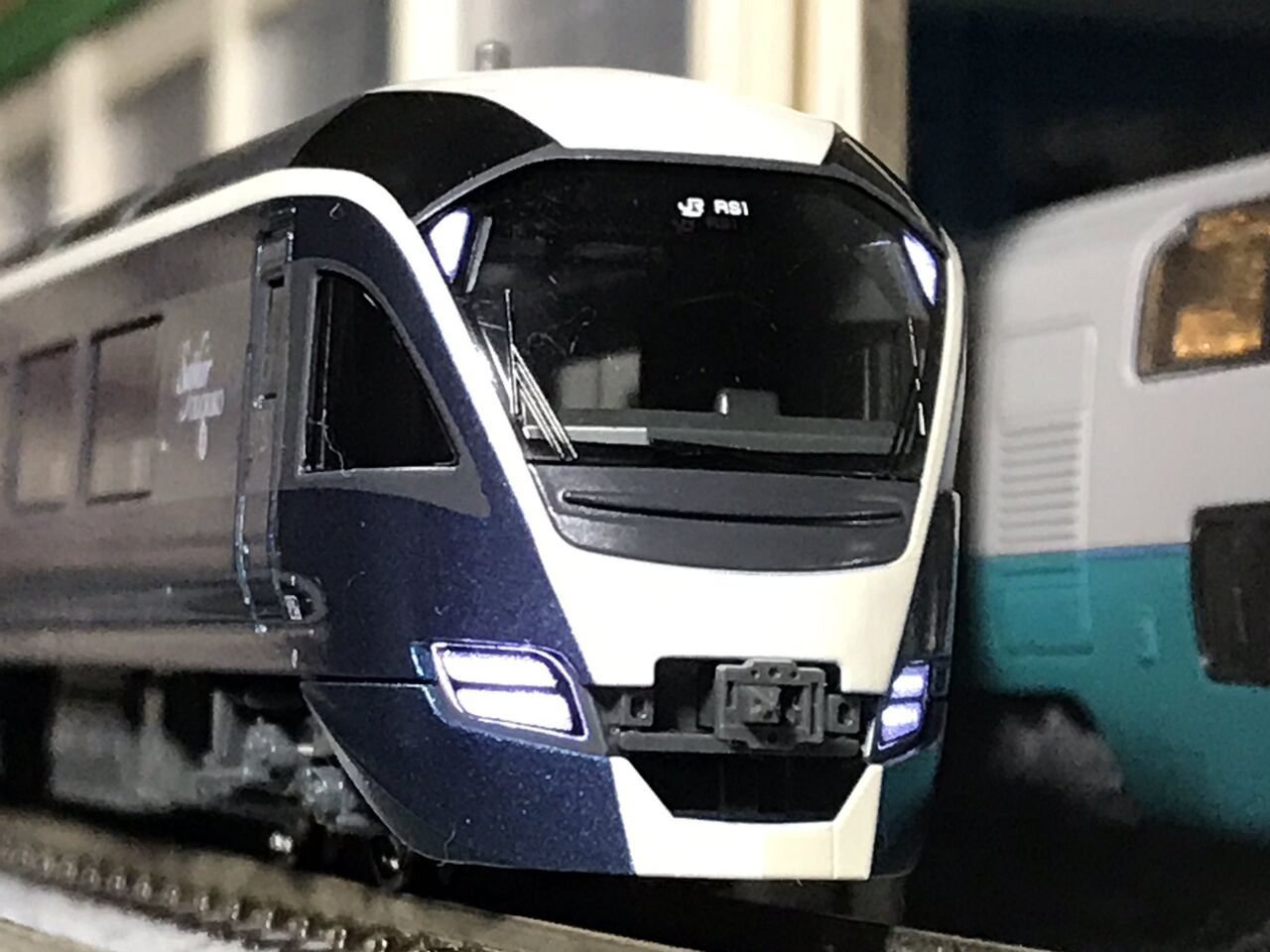 KATO E261系 サフィール踊り子 入線 : 夏島鉄道
