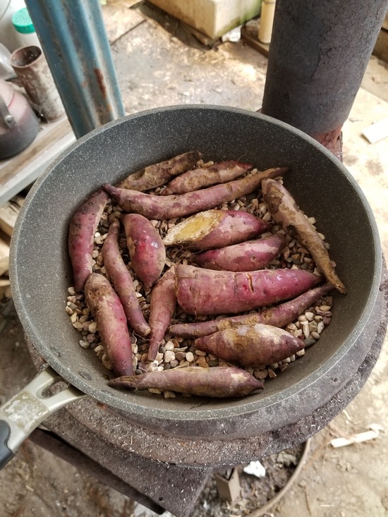 薪ストーブで石焼き芋を焼く のじさんの徒然草