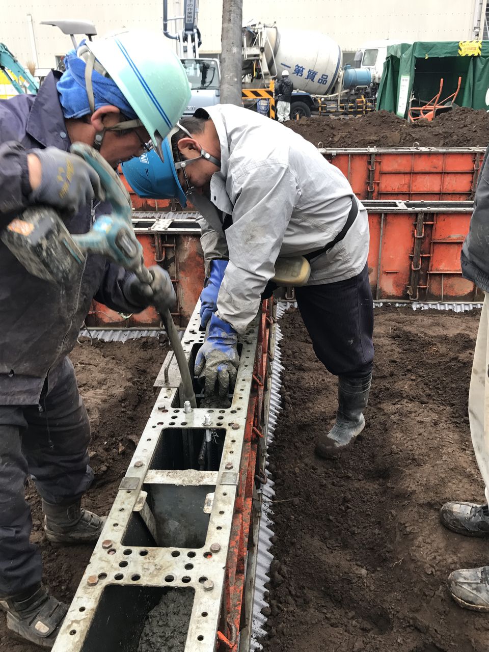 基礎工事編 着工7日目 コンクリート打設 はじめての家づくり 家建てたエイ 基礎工事編 着工7日目 コンクリート打設 はじめての家づくり 家建てたエイ