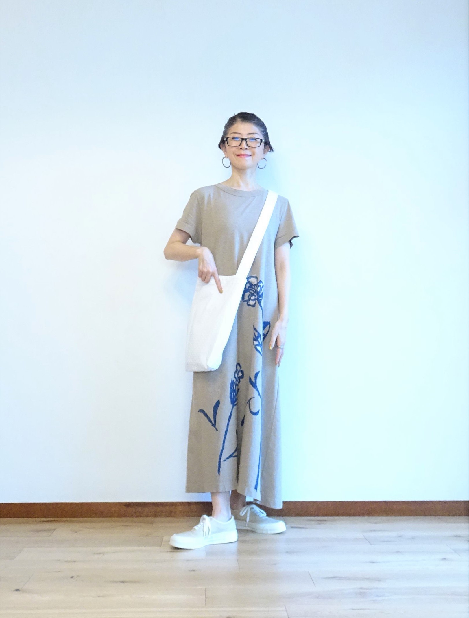 カーキグレーのカットソードレスの家まわりコーデ Na2eye