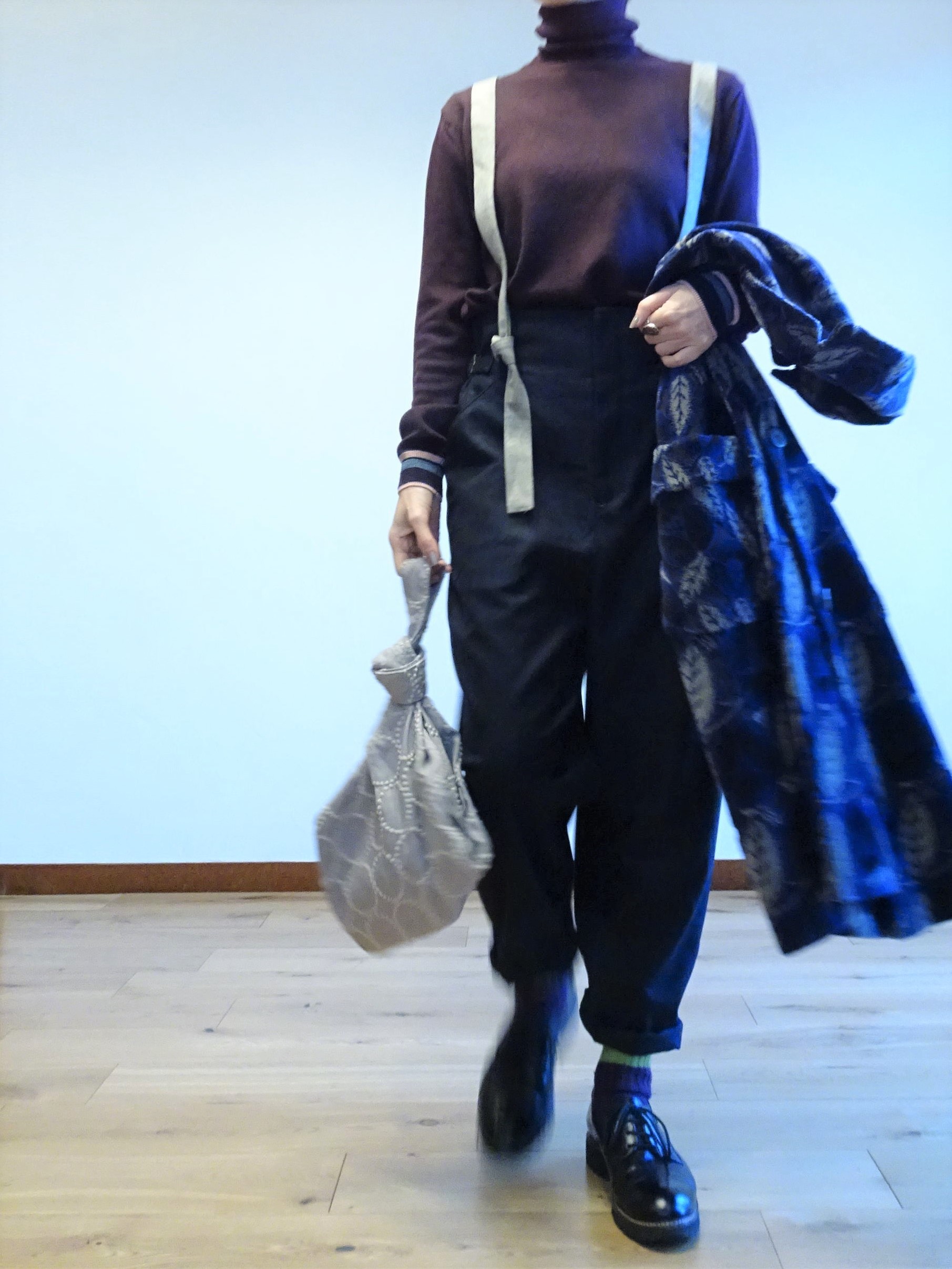 小豆色のタートルネックとネイビーパンツのコーデ コーデ記録の効用 Na2eye