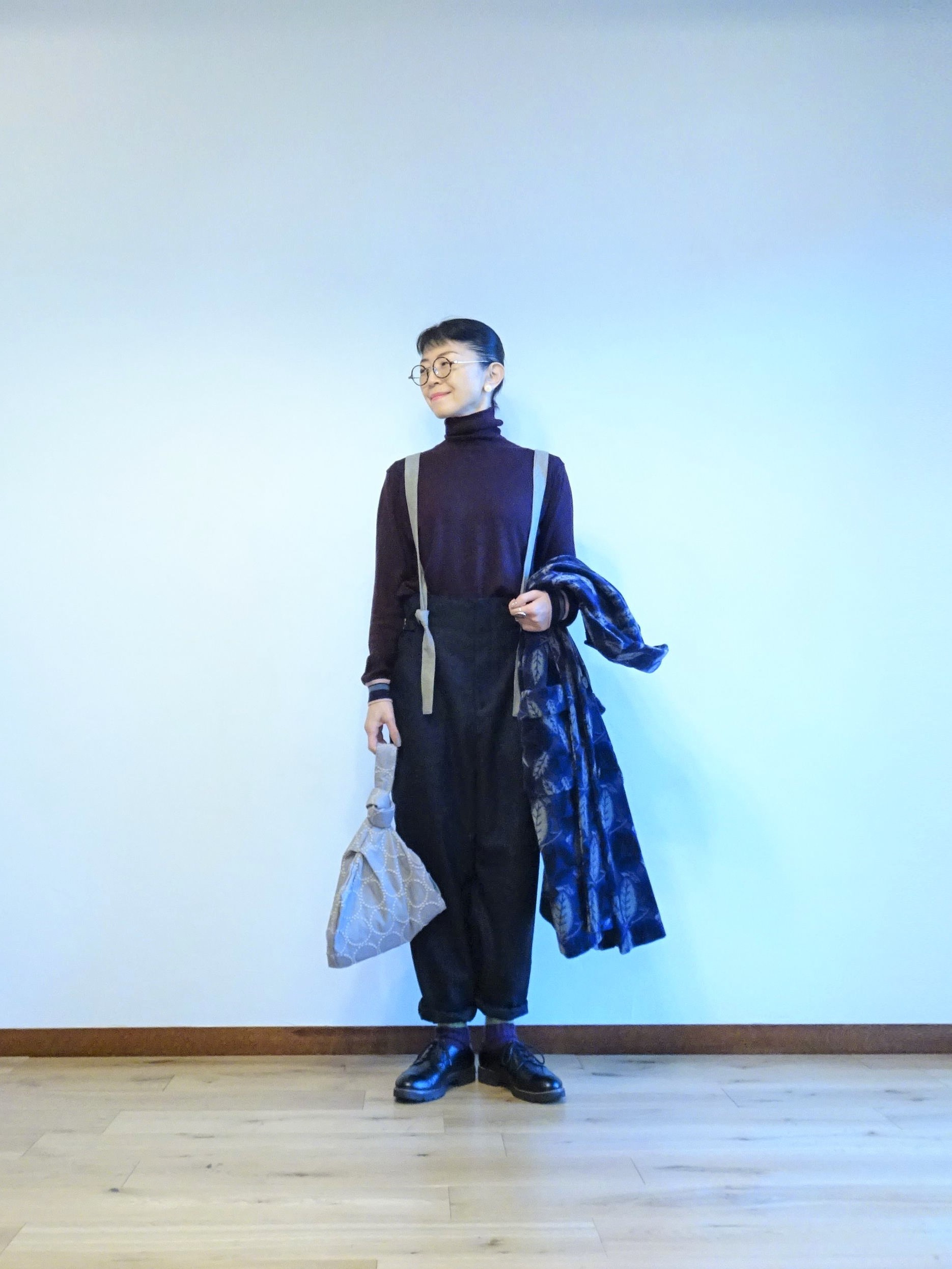 小豆色のタートルネックとネイビーパンツのコーデ コーデ記録の効用 Na2eye