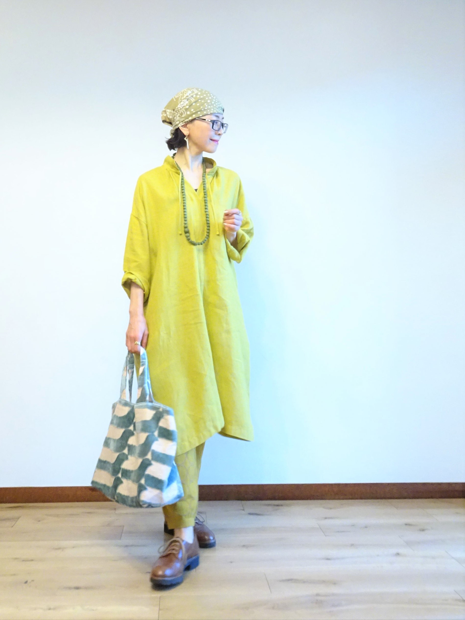 バンダナを使ったマスタードイエローのコーデ Na2eye