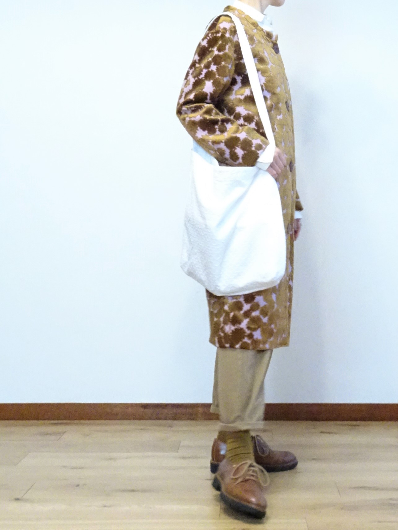 暖かい日のピンク 茶色のコートコーデ 徳田民子さんの工夫のある家仕事 Na2eye