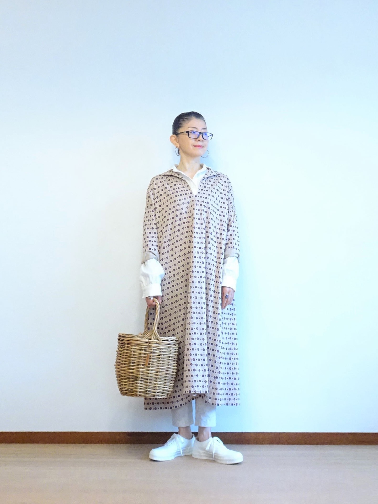 シャツにカットソードレスを重ね着 白 ベージュコーデ Na2eye