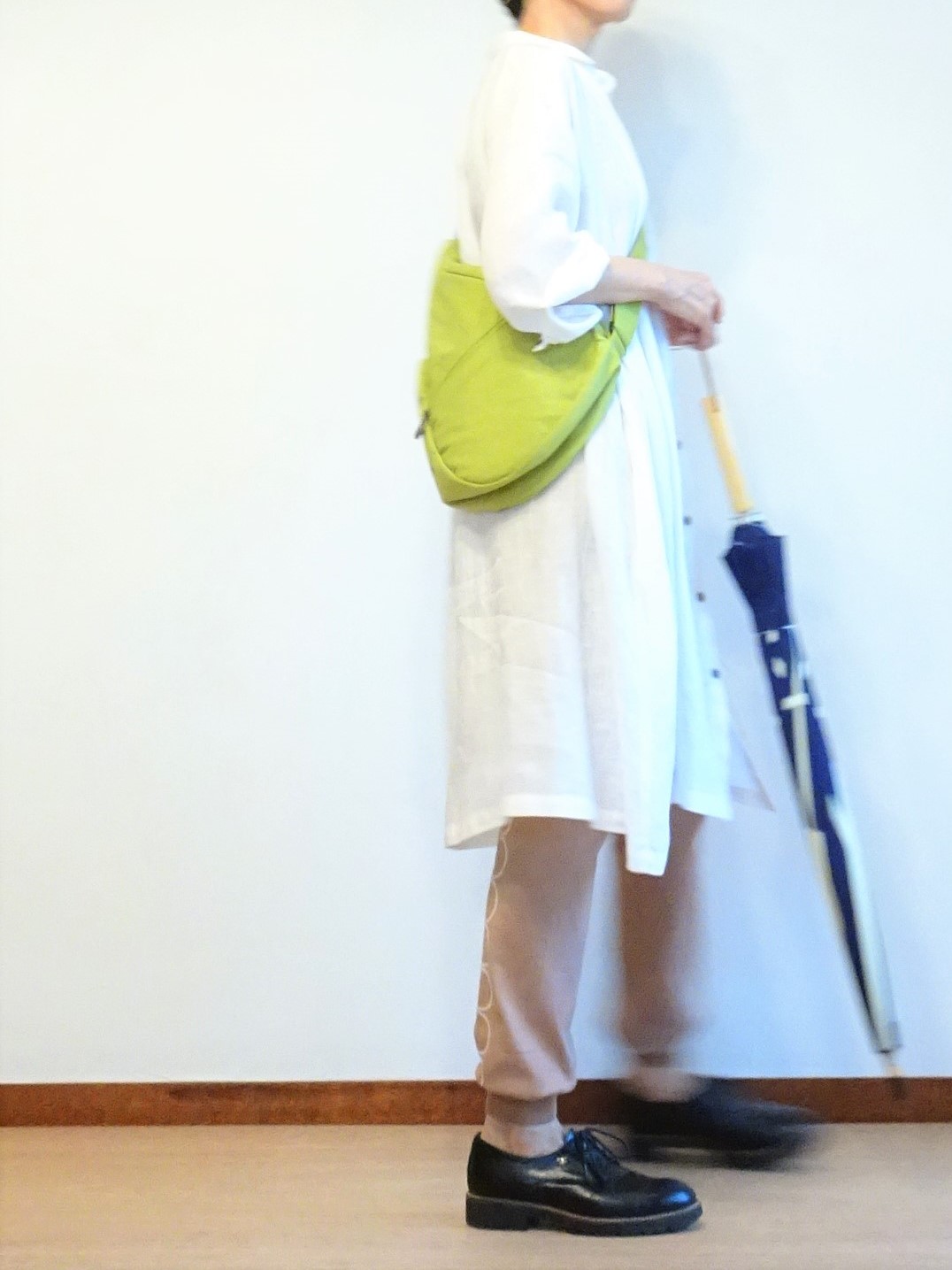 白いリネンのワンピ スとタンバリンレギンスに家紋傘 Na２eye 旧