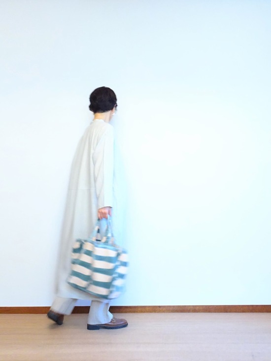 薄いグレージュのリネンワンピース&麻パンツ (5)