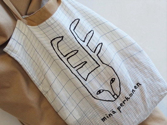 ベージュのロングワンピ&ブルーダイアビーサン (3)