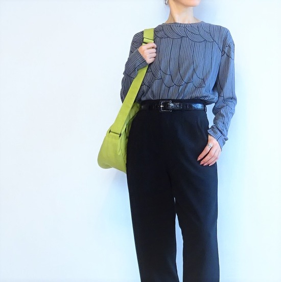 濃いグレーのカットソーと黒いパンツにピスタチオカラーのバッグ (2)