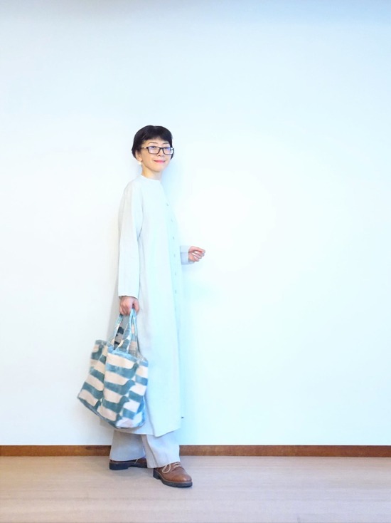 薄いグレージュのリネンワンピース とテキスタイルバッグ Na2eye 旧 薄いグレージュのリネンワンピース とテキスタイルバッグ Na2eye 旧