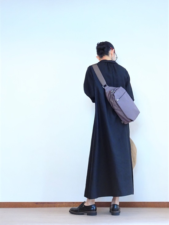 黒いリネンワンピ&杢茶ボディバッグ (4)
