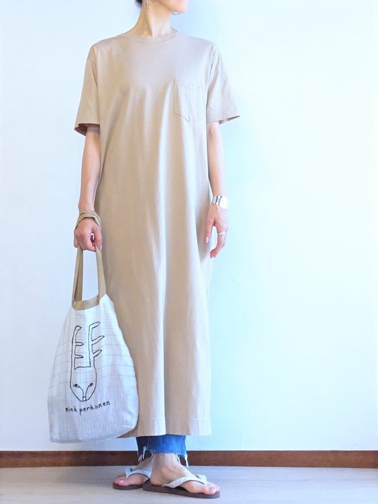 ベージュのロングワンピ&ブルーダイアビーサン (2)