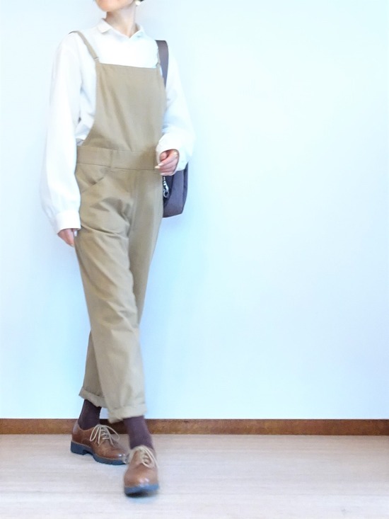 ミルク色のアンティークシャツ&チノサロペット (2)
