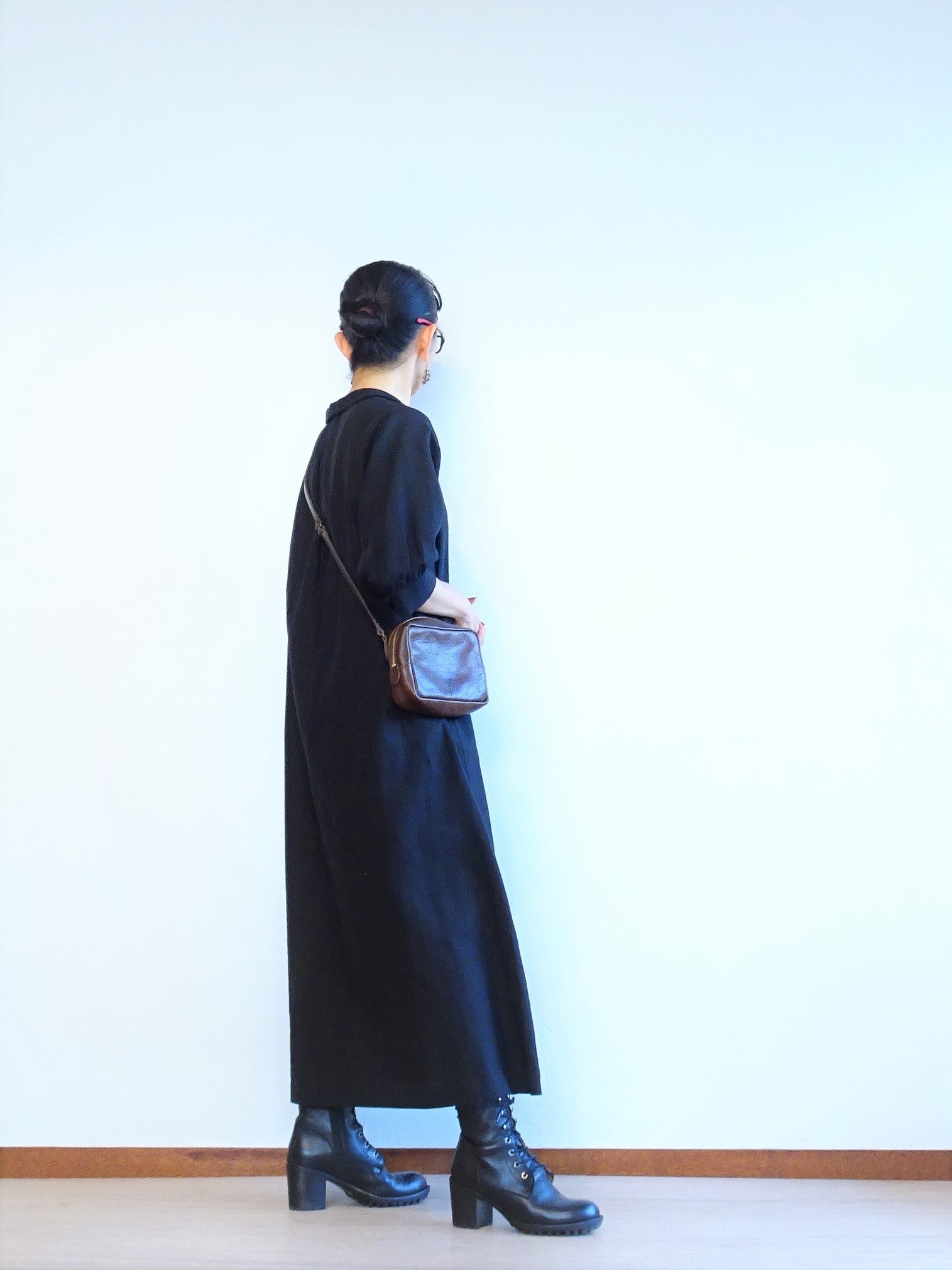 黒いリネンのワンピースと黒いレースアップブーツ Na２eye 旧