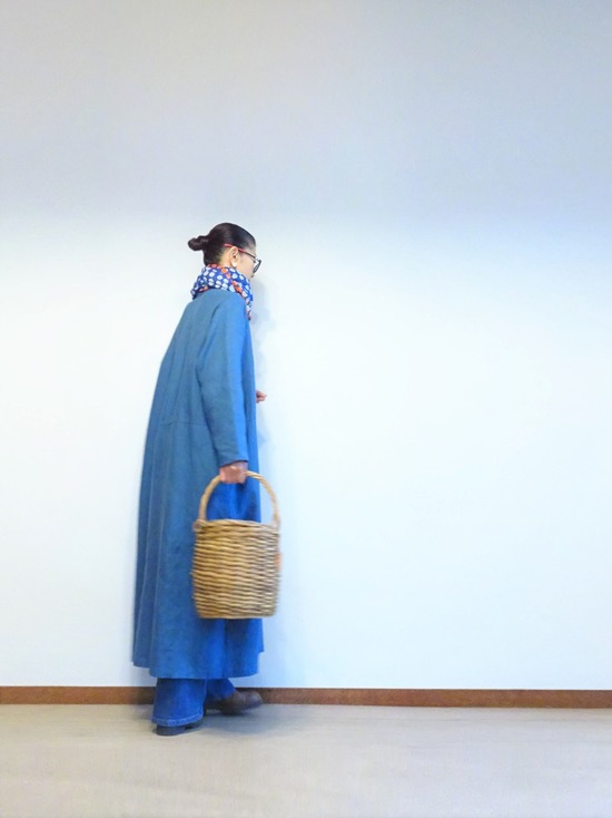 リネンワンピブルー&ワイドデニム&水玉ストール (6)