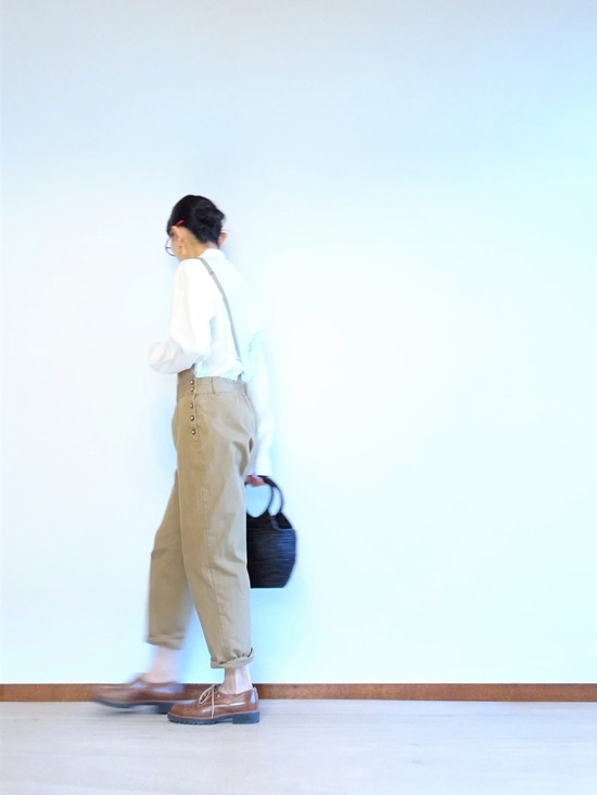 ミルク色のアンティークシャツ&カーキベージュのサロペット (5)