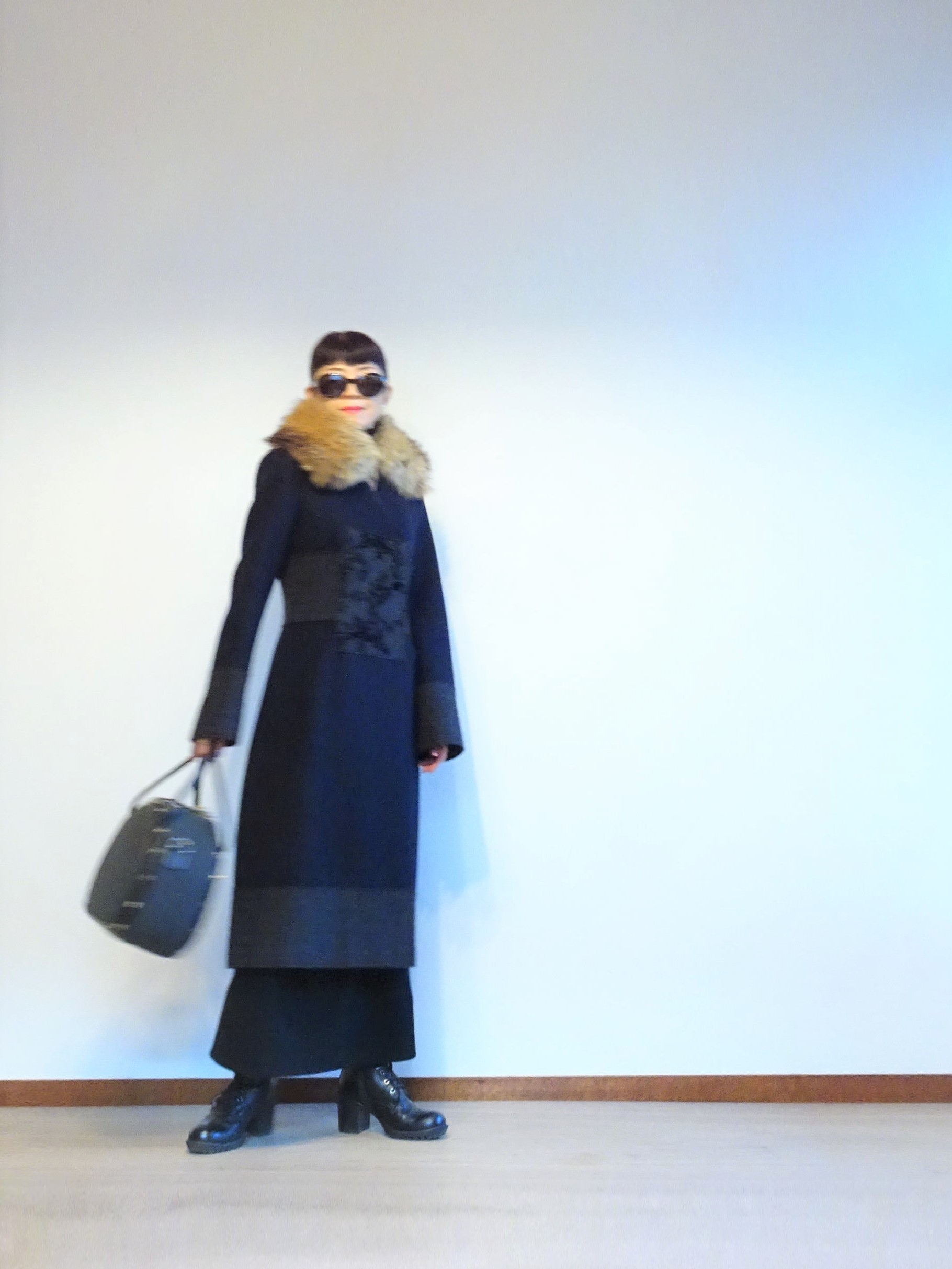 黒いタートルニットワンピースとネイビー グレーのシノワズリコート Na２eye