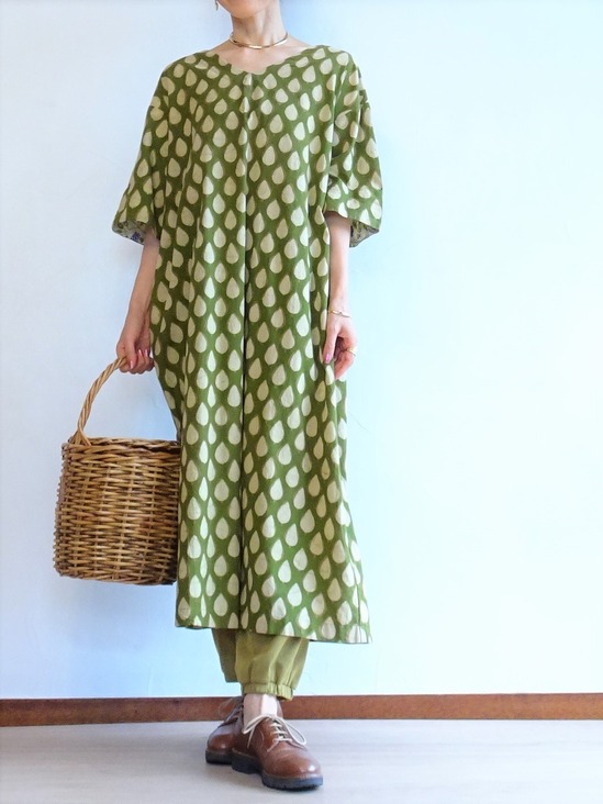 抹茶色のブロックプリントのワンピース (2)