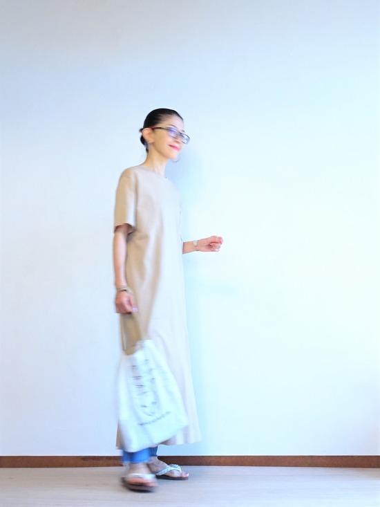 ベージュのロングワンピ&ブルーダイアビーサン (5)