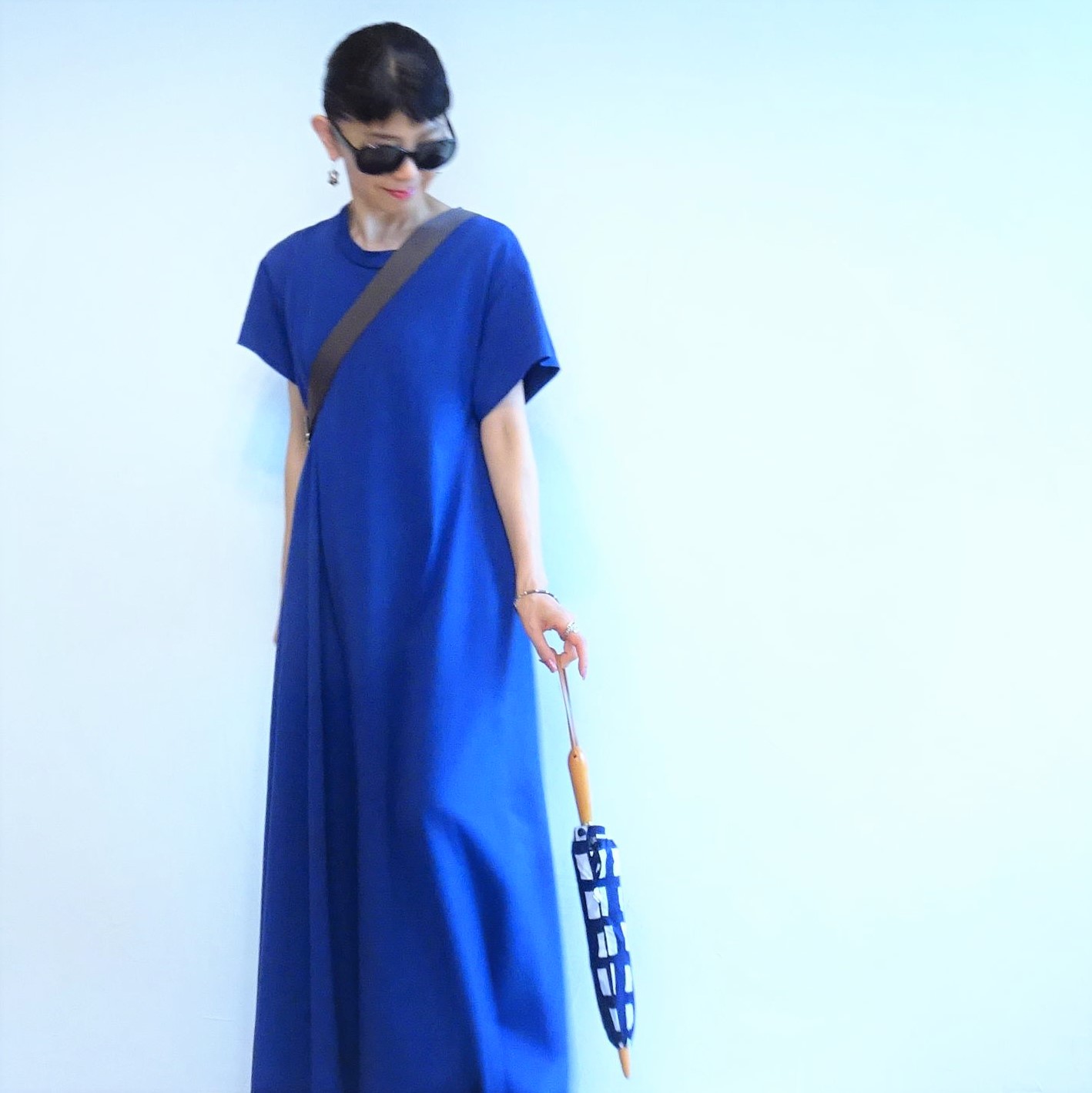 ブルーのaラインカットソーワンピースとソラチェックの日傘 Na2eye 旧 ブルーのaラインカットソーワンピースとソラチェックの日傘 Na2eye 旧