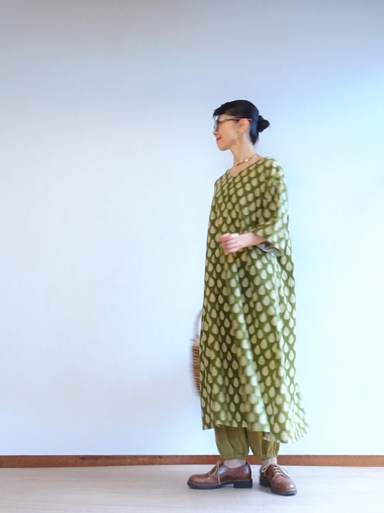 抹茶色のブロックプリントのワンピース (1)