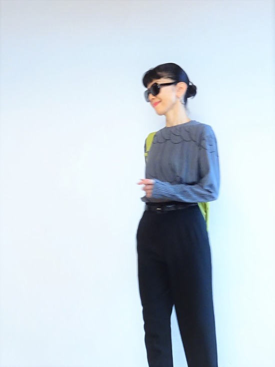 濃いグレーのカットソーと黒いパンツにピスタチオカラーのバッグ (6)