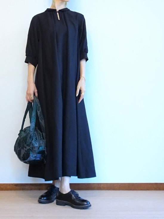 黒いリネンワンピース& metsä バッグ(2)