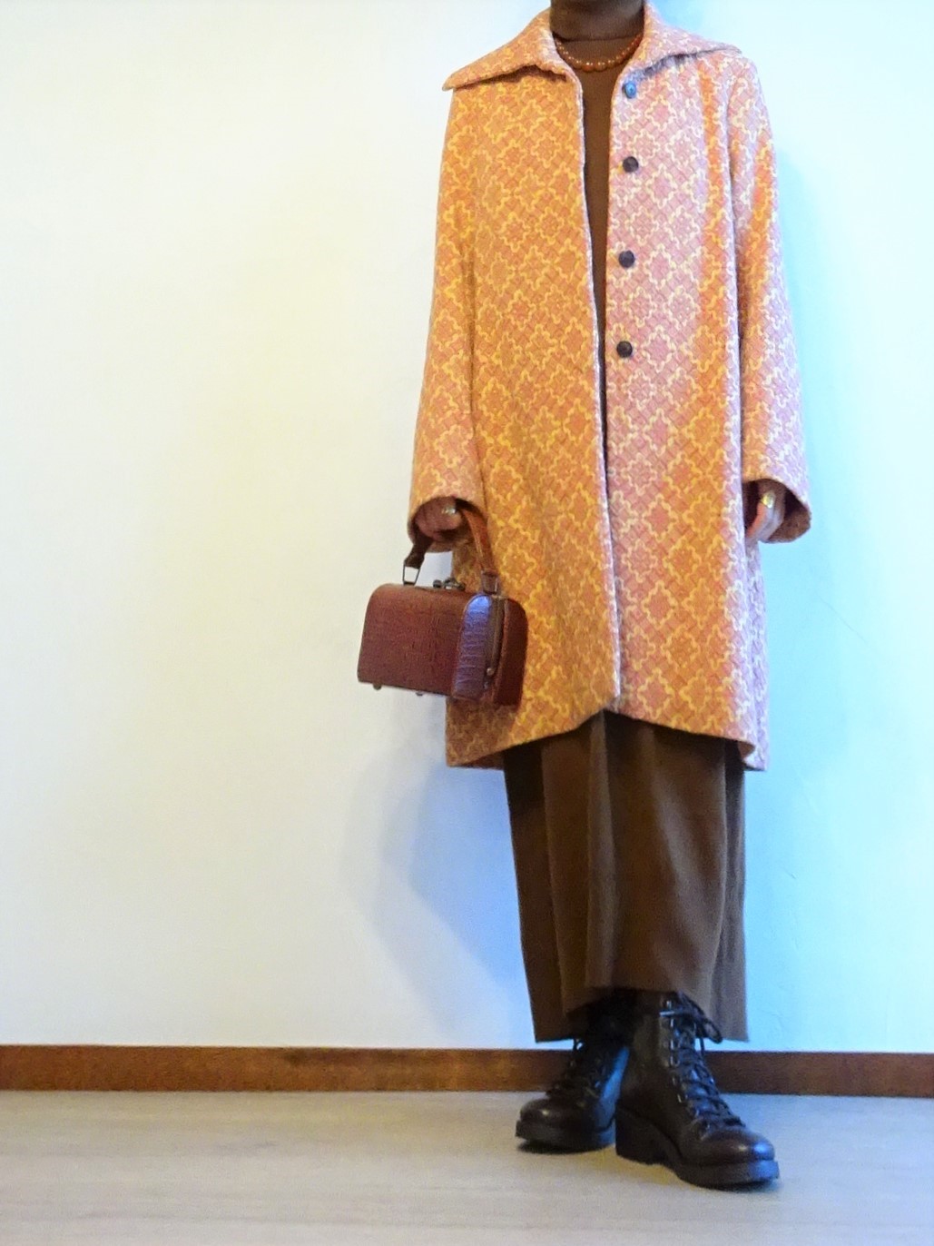 茶色いタートルニットワンピースとヴィンテージ生地のコート Na２eye 旧