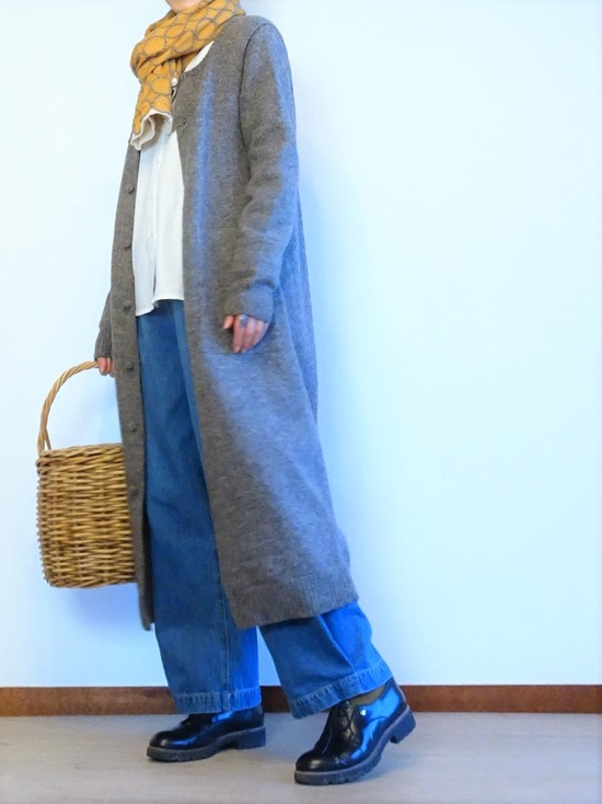 丸襟白シャツ&タックデニム&グレージュロングカーデ (9)