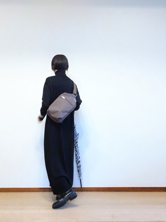 黒いタートルニットワンピースとうろこ傘 (5)
