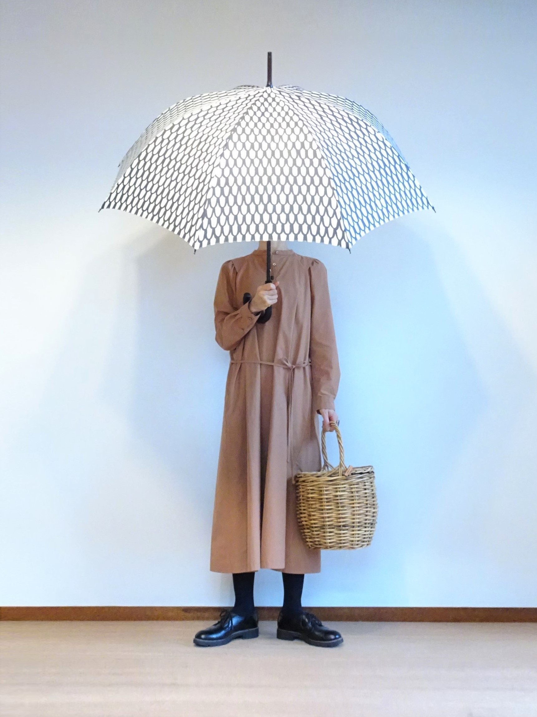 明るいブラウン系ワンピースとうろこ傘 Na２eye 旧