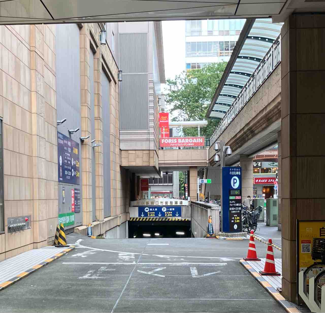 従業員通用口 : 搬入せよ