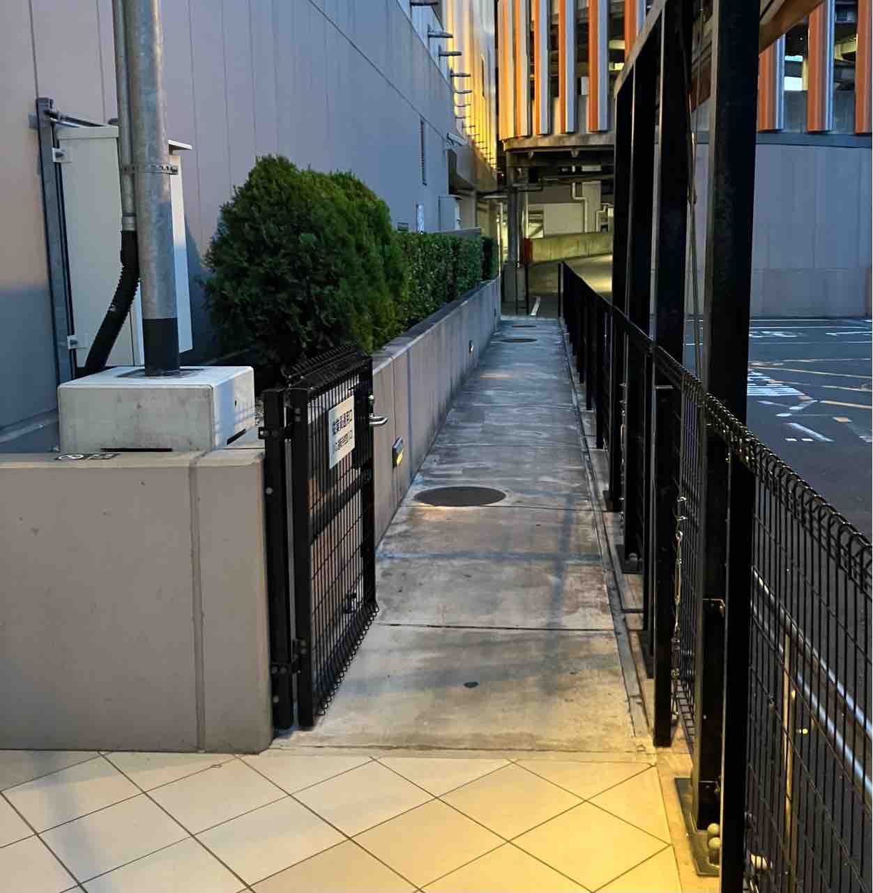従業員通用口 : 搬入せよ