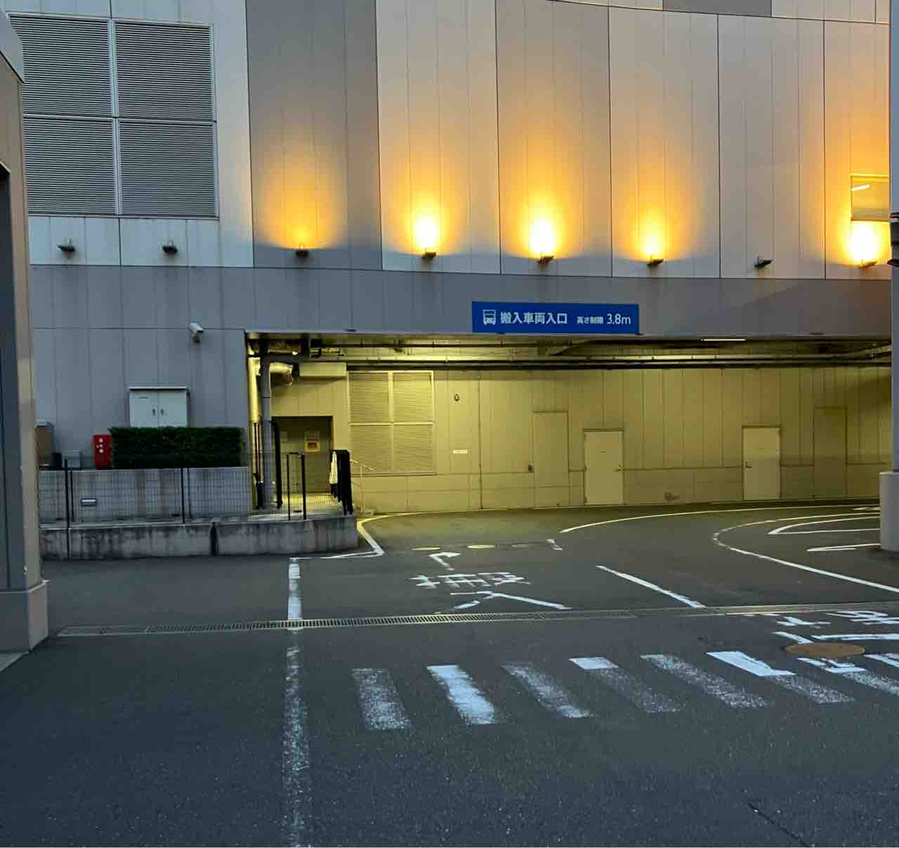 従業員通用口 : 搬入せよ